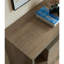 Armoire de bibliothèque compacte à deux portes et quatre tablettes ouvertes avec boutons en métal et pieds évasés en bois