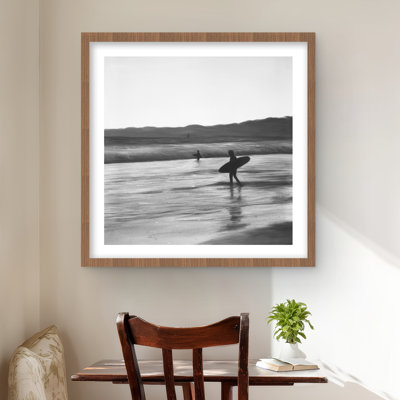 Surfers - Reproduction matte encadrée noir et blanc pour la décoration intérieure