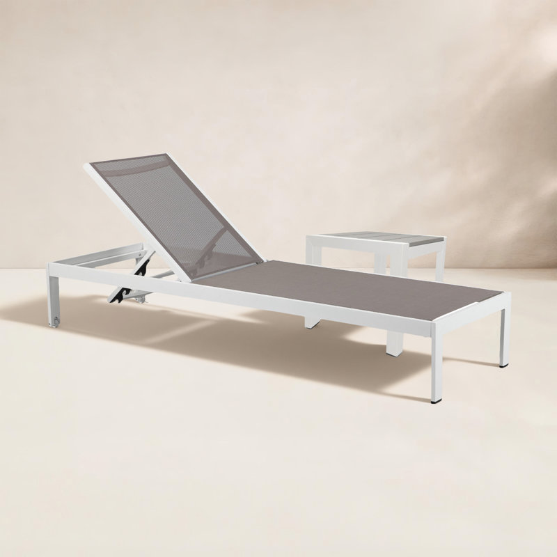 Ensemble de chaises longues inclinables d'extérieur Aynura 2 pièces 76 po avec table d'appoint – Structure en aluminium, tissu en maille à séchage rapide et roulettes dissimulées – Blanc gris