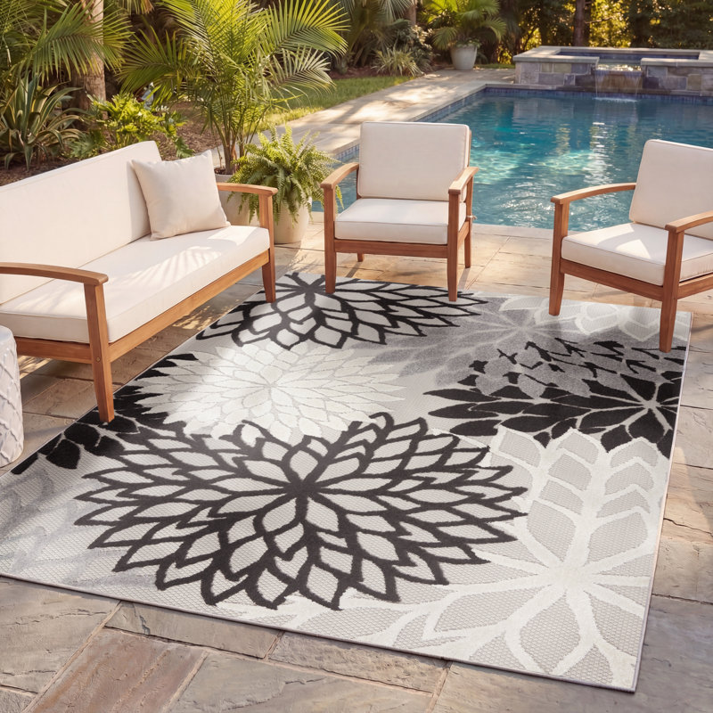 Tapis intérieur / extérieur noir / gris / blanc à motif floral Arnelle, Rectangle 5 pi 3 po x 7 pi 5 po