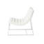 Chaise d'appoint moderne moderne en cuir blanc avec siège ergonomique contemporain au look chic qui rehausse l'expérience d'assise