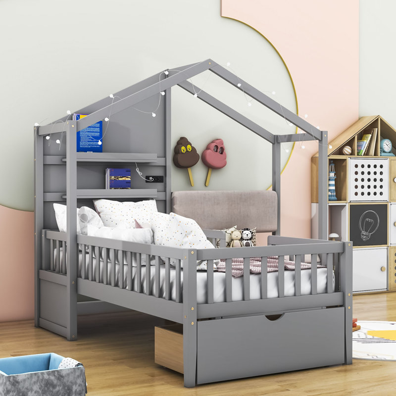 Lit plateforme simple en bois avec canapé rembourré et tablettes Boyadjis, Gris
