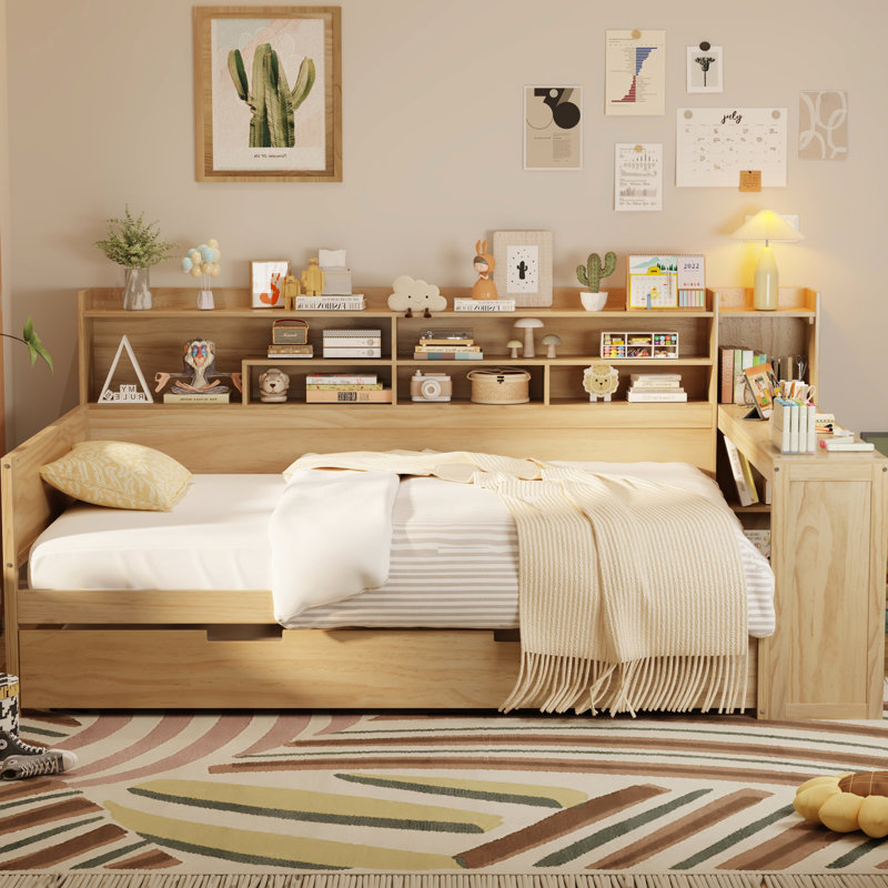 Lit de jour en bois naturel avec beaucoup de rangement, lit gigogne simple et espace d'étude productif en teintes de bois, tablettes, bureau, finition