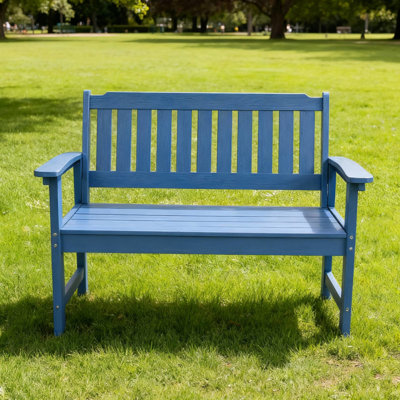 Banc bleu foncé toutes saisons avec assise large et dossier ventilé pour les jardins extérieurs