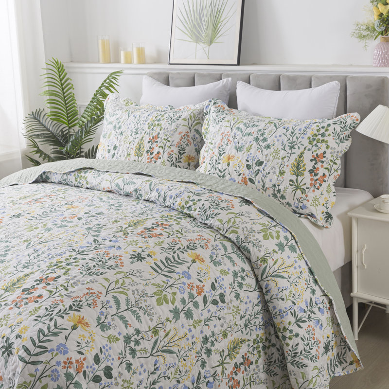 HoneiLife King Size 3‑Piece Small Floral Quilt Bedding Set, Soft Blended Fabric Coverlet with Matching Pillow Shams, White