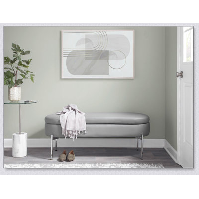 Banc de rangement contemporain en similicuir avec base en métal chromé, parfait pour des sièges glamour et fonctionnels