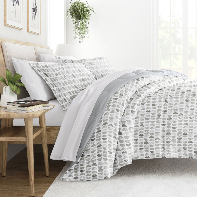  Down Alternative Moonlight Stars Reversible Comforter Set, Queen Comforter + 2 Pillow Shams