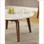 Table basse en marbre blanc avec pieds en noyer - Luxe minimaliste pour le salon