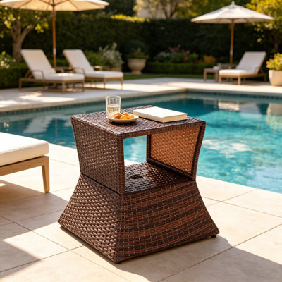 Table d'appoint d'extérieur avec trou pour parasol, table de bout en osier de rotin, table d'appoint de patio en osier PE résistante aux intempéries avec tablette de rangement, table de bout d'extérieur à structure en métal pour piscine de patio