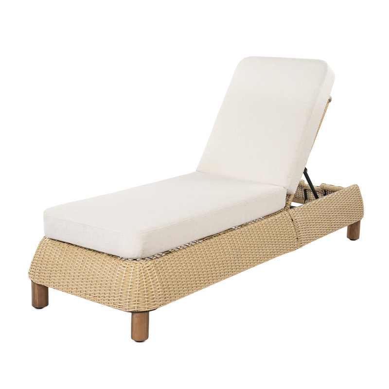 Chaise longue d'extérieur réglable en résine tressée avec coussin beige, fauteuil inclinable de style rotin naturel pour terrasse et piscine.
