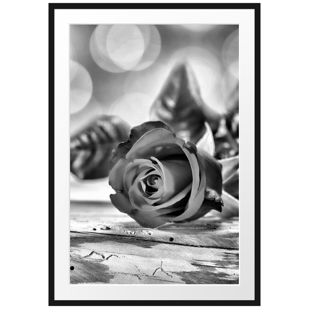 Gerahmtes Poster Rose auf Holztisch