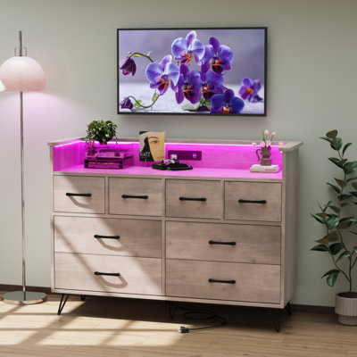 Commode moderne à 8 tiroirs avec éclairage DEL et station de charge - Armoire de rangement en bois avec poignées dorées, espace ouvert 