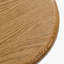 Table d'appoint ronde Griffey en chêne massif avec piètement sculptural en croix brossé, style naturel-1931793820