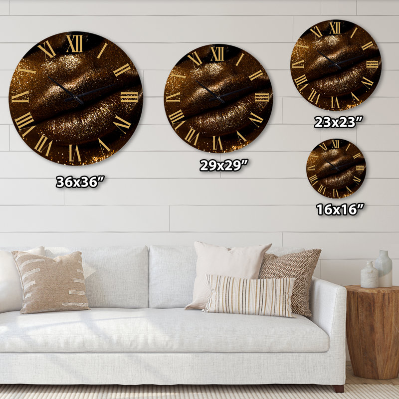 «Woman Lips With Glitter and Spangle» - Horloge murale moderne, Petit
