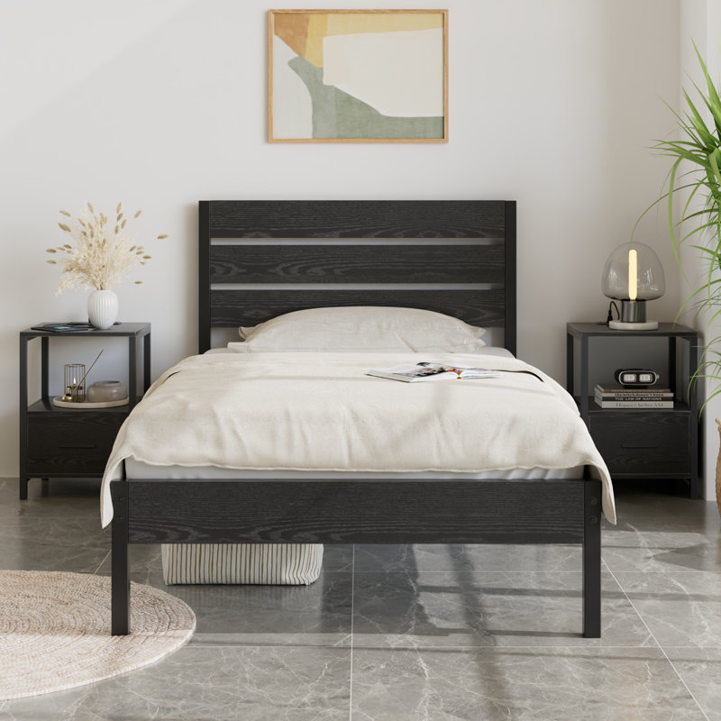 Ensemble de chambre à coucher de style campagnard industriel 3 pièces, lit plateforme simple avec 2 tables de chevet, cadre de lit en acier avec tête et pied de lit en bois rustique, table de chevet avec tiroir et station de charge, aucun sommier nécessaire