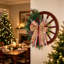 Couronne de Noël avec un arc et des baies rouges