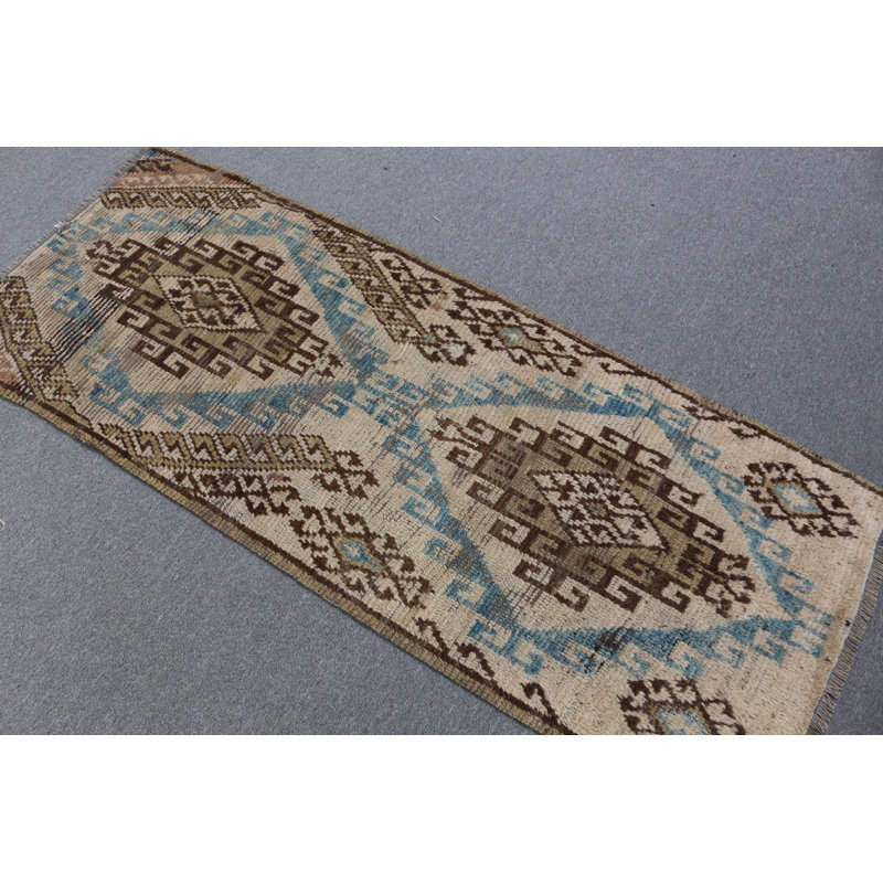 Tapis brun tissé à la main d'inspiration kilim turque, parfait pour une touche rétro dans votre espace de vie