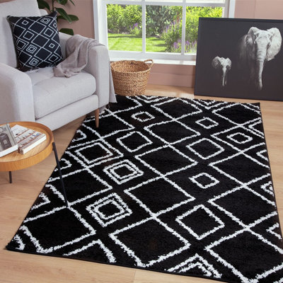 Tapis noir à motifs géométriques