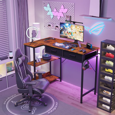Bureau de jeu en L avec prise de courant 3 tablettes de rangement à 3 niveaux Crochet pour casque d'écoute couleur bois