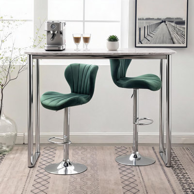 Ensemble de deux chaises de bar à pieds hauts relevables et rotatives, avec une surface de siège vert doux, convenant à la fois au bar et à la cuisine