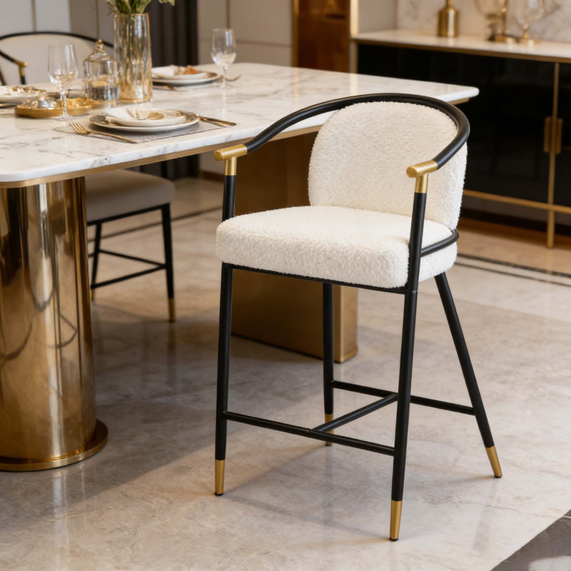 Ensemble de 2 tabourets de comptoir rembourrés 26 po - tissu bouclé beige avec structure en fer noir et accents dorés, tabourets de bar modernes pour îlot de cuisine