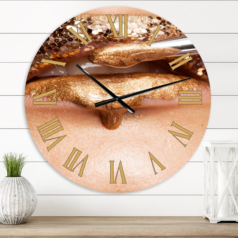 Maquillage et rouge à lèvres sur le visage d'un beau modèle - horloge murale moderne, Surdimensionné