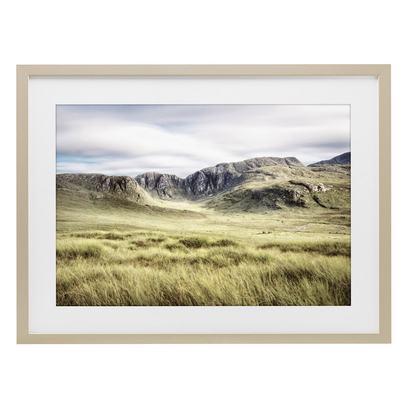 «Irish Countryside Hills», reproduction sous verre encadrée, design par Andy Amos, H 14 po x l 20 po, Cadre de récolte en pin