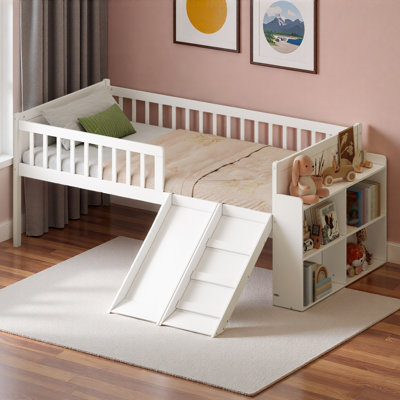 Lit en bois avec tablettes de rangement, rangement sous le lit, glissoire et échelle