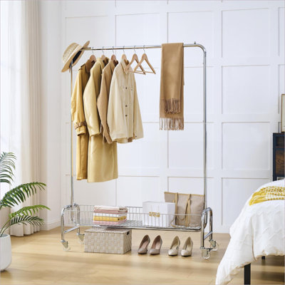 Portant à vêtements FlowLuxe en argent brossé robuste avec panier, paquet de 2, portant à vêtements sur roulettes