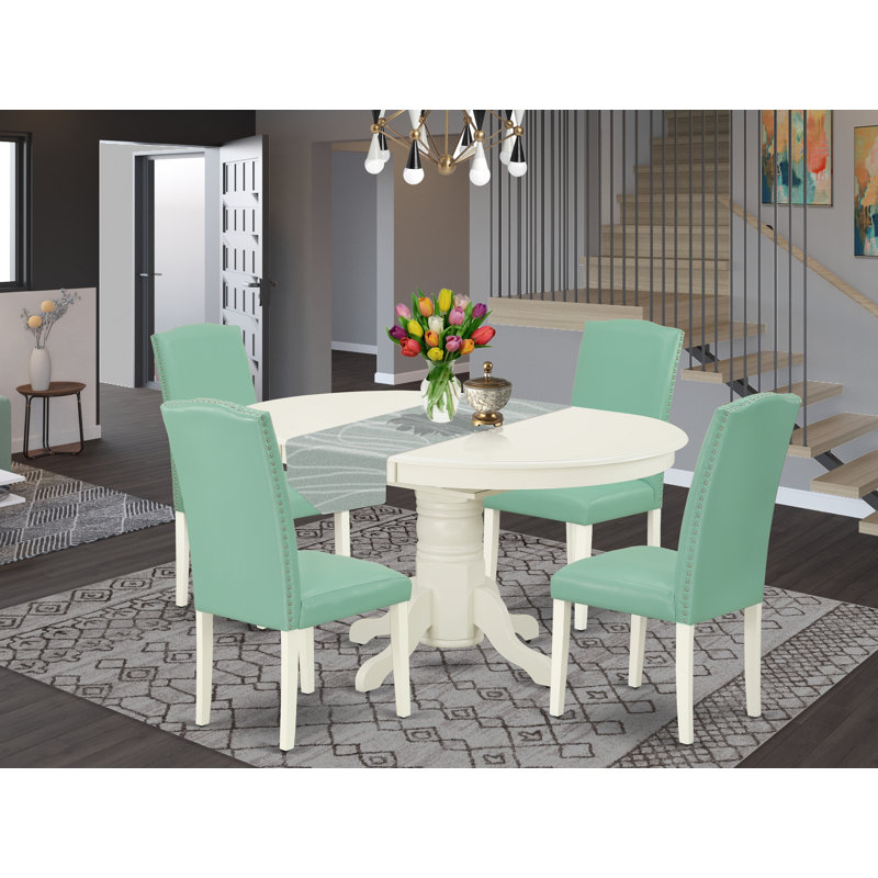 Cet ensemble de salle à manger 5 pièces comprend une table ovale en bois avec feuille papillon et 4 chaises rembourrées en similicuir pour étang, blanc lin