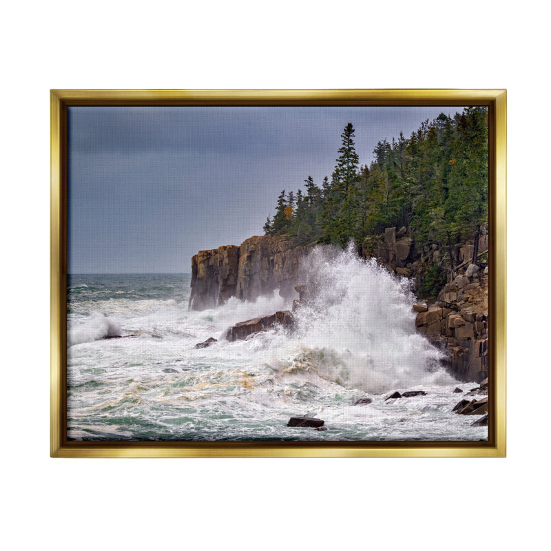 «Crashing Ocean Waves Cliff Wall Floater» par Rick Berk, H 25 po x l 31 po x P 1,7 po, Cadre flottant métallique doré