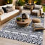 Tapis d'extérieur imperméable réversible Outsunny, 6 pi x 9 pi, de conception géométrique bleue et blanche, facile à transporter et à entretenir