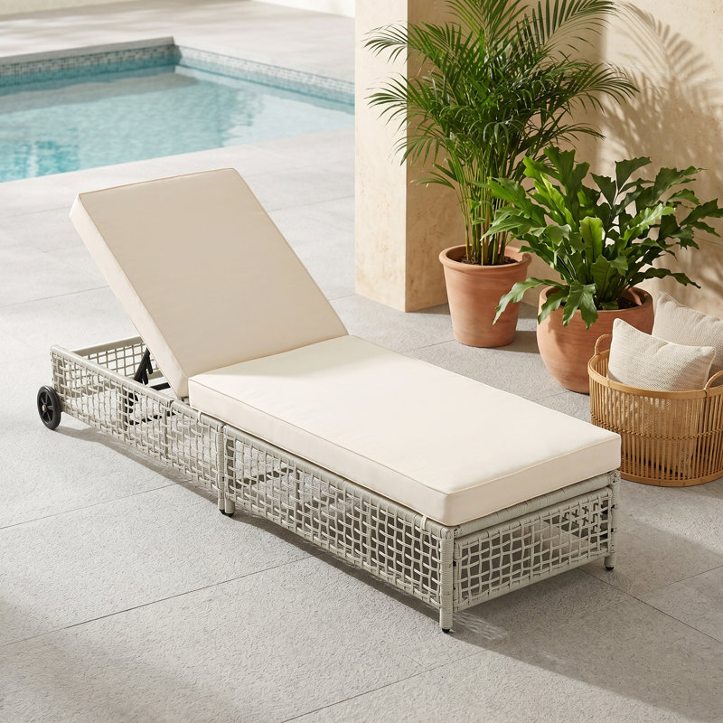 Chaise longue d'extérieur en osier avec dossier réglable à 5 positions, roulettes et coussin épais, Blanc crémeux