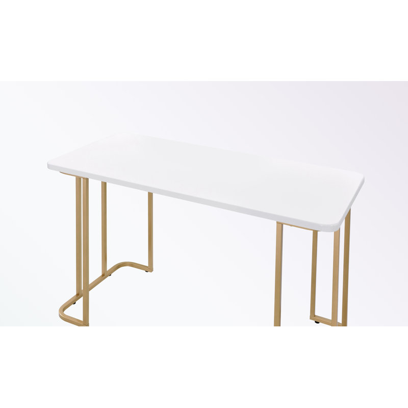 Bureau de forme rectangulaire avec pieds en métal robustes