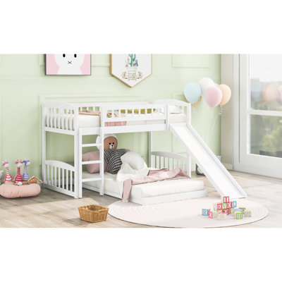 Lit simple superposé au-dessus en blanc, équipé d'une glissade et d'un côté, structure en pin massif, peu encombrant pour la maison, style gris, lit à 18 lattes de soutien, structure à finition blanche, chambres à coucher efficaces,
