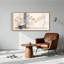 Branches de baies rouges et bleues avec vases en céramique sur toile neutre-653808319