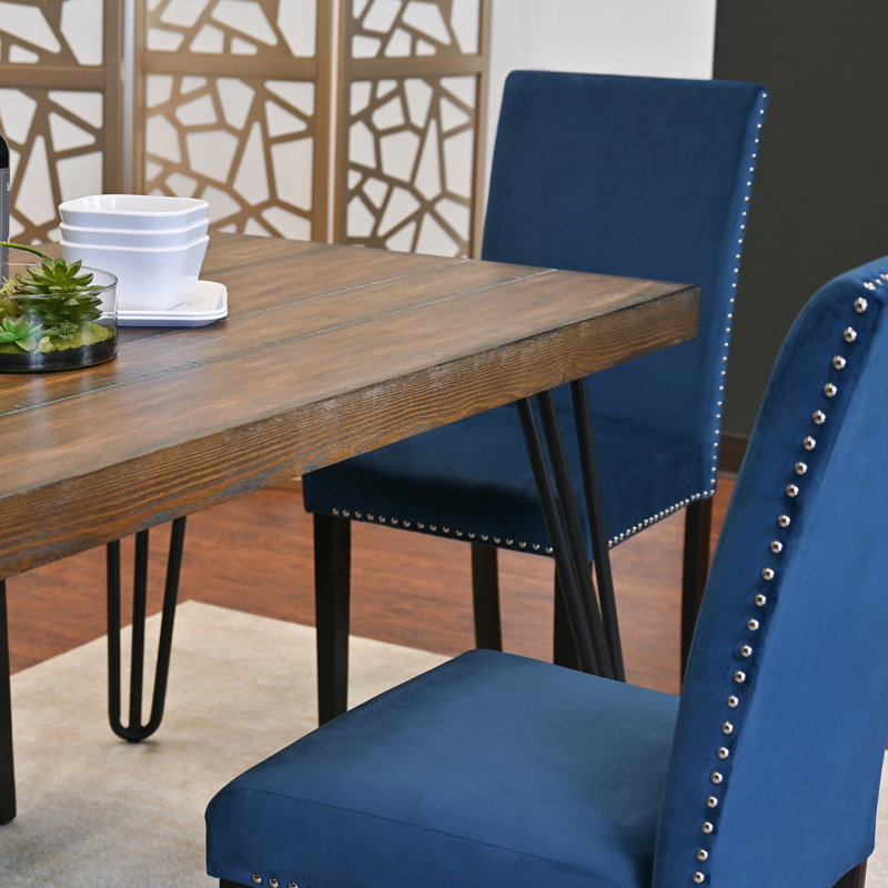 Ensemble de salle à manger complet avec table et quatre chaises, idéal pour les réunions de famille et pour améliorer l'expérience culinaire.