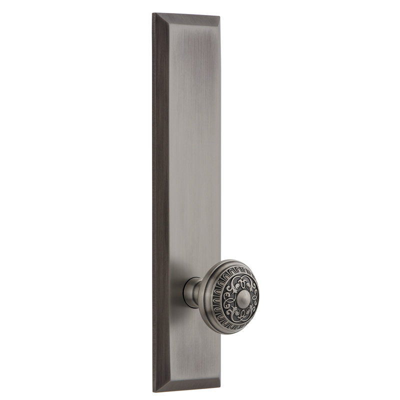 Grand Grand Fifth Avenue, grande plaque avec bouton de porte Windsor, Étain antique, 2 3/8 po