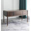 Bureau luxueux en bois foncé avec cinq tiroirs et des accents dorés