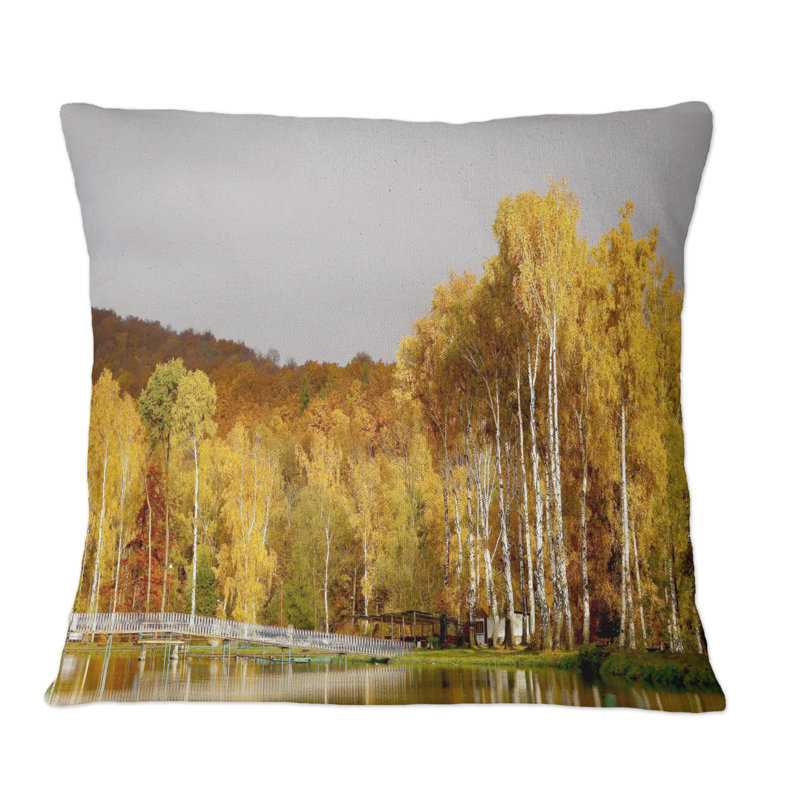Coussin d'automne «Autumn Birches By The Lake», 18 po x 18 po
