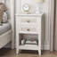 Table de chevet Farmhouse, table de chevet Boho avec 2 tiroirs décoratifs en rotin, table de bout décorative avec tablette de rangement ouverte, unité de chevet en bois pour chambre à coucher, salon, bureau à domicile