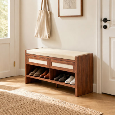 Banc de rangement brun en rotin avec siège rembourré et tablette ouverte pour l'organisation et l'utilisation du vestibule