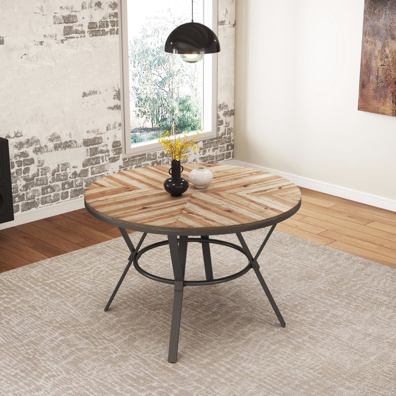 Charmante table d'intérieur avec placage de bouleau et pieds en métal pour un repas confortable