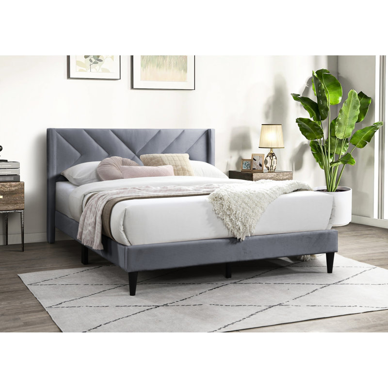 Grand lit contemporain en velours gris, tête de lit à lignes épurées, velours élégant à lattes de bois, sommier distinctif non requis