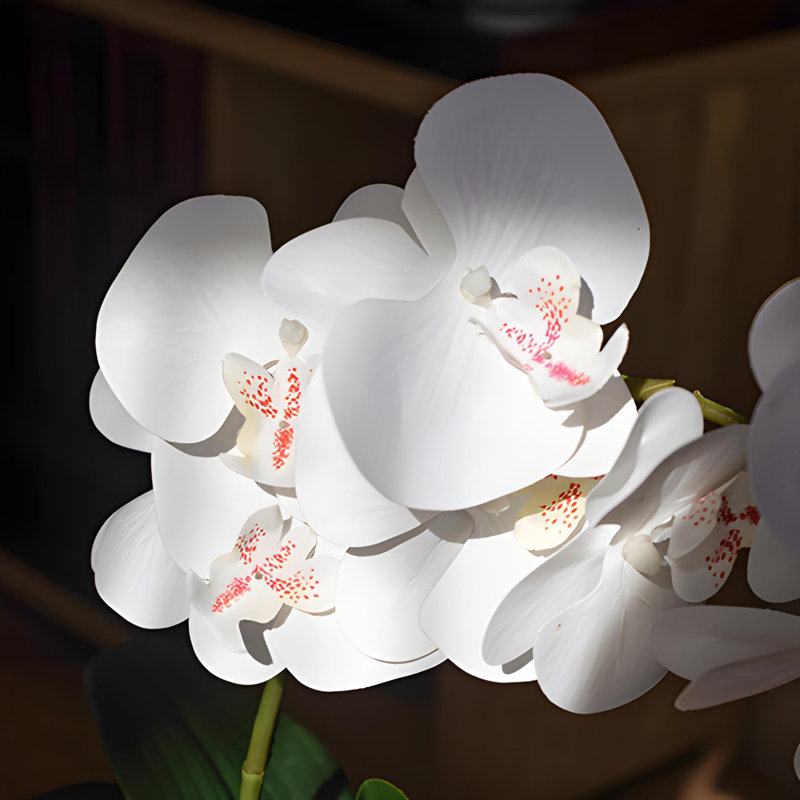 Ornements de fleurs simulées