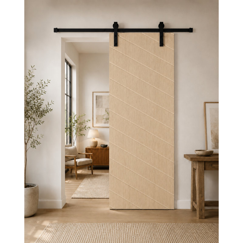 La porte de grange coulissante The Traverse en chêne thermique blanc avec quincaillerie coulissante noir mat, 14 po x 79 po