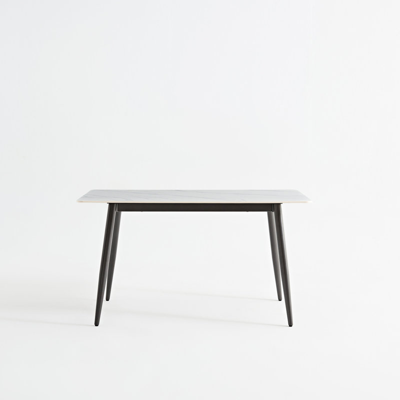 Grande table de salle à manger rectangulaire de 1,4 m avec support en métal pour la cuisine et le salon, surface en céramique blanche, rayure thermique, bord arrondi, pieds élégants, design minimaliste, base moderne à installation rapide
