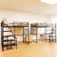 Lit mezzanine simple noir avec structure et garde-corps avec escalier élargi-491162186
