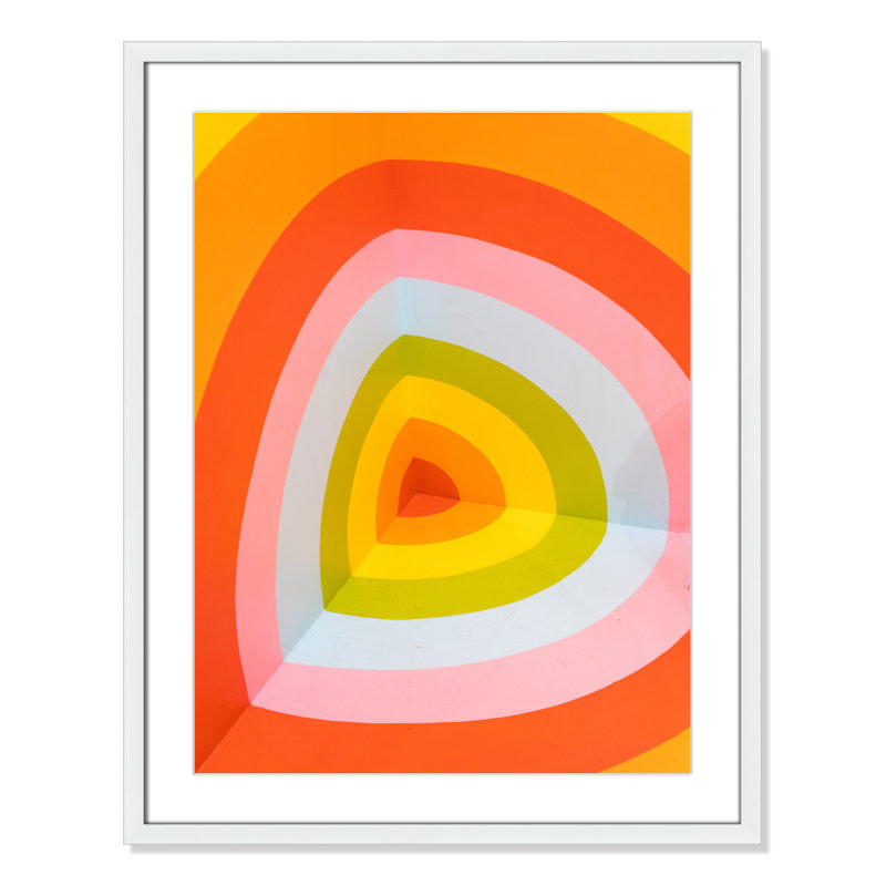 Imprimé Sherbet Bullseye par Jason Leung, H 29,5 po x l 23,5 po x P 2 po, Cadre photo blanc, Oui