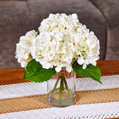 13 - Fleurs d'hortensia artificielles dans un vase